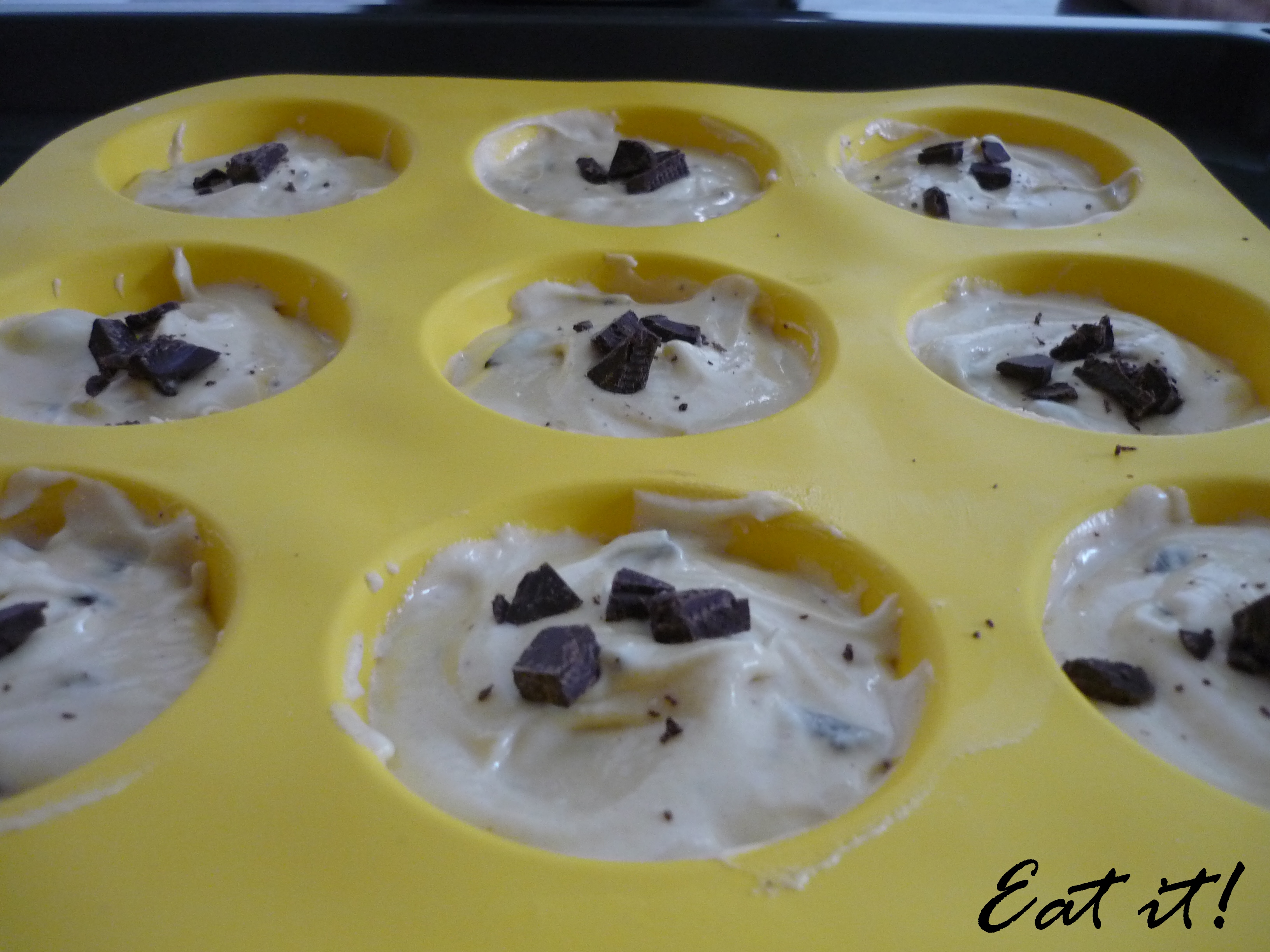 Muffin - Mettere nello stampo e decorare con pezzi di cioccolato