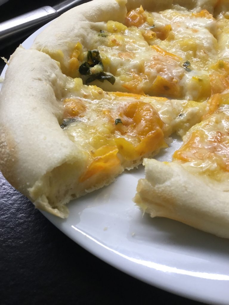 Pizza con pomodorini gialli