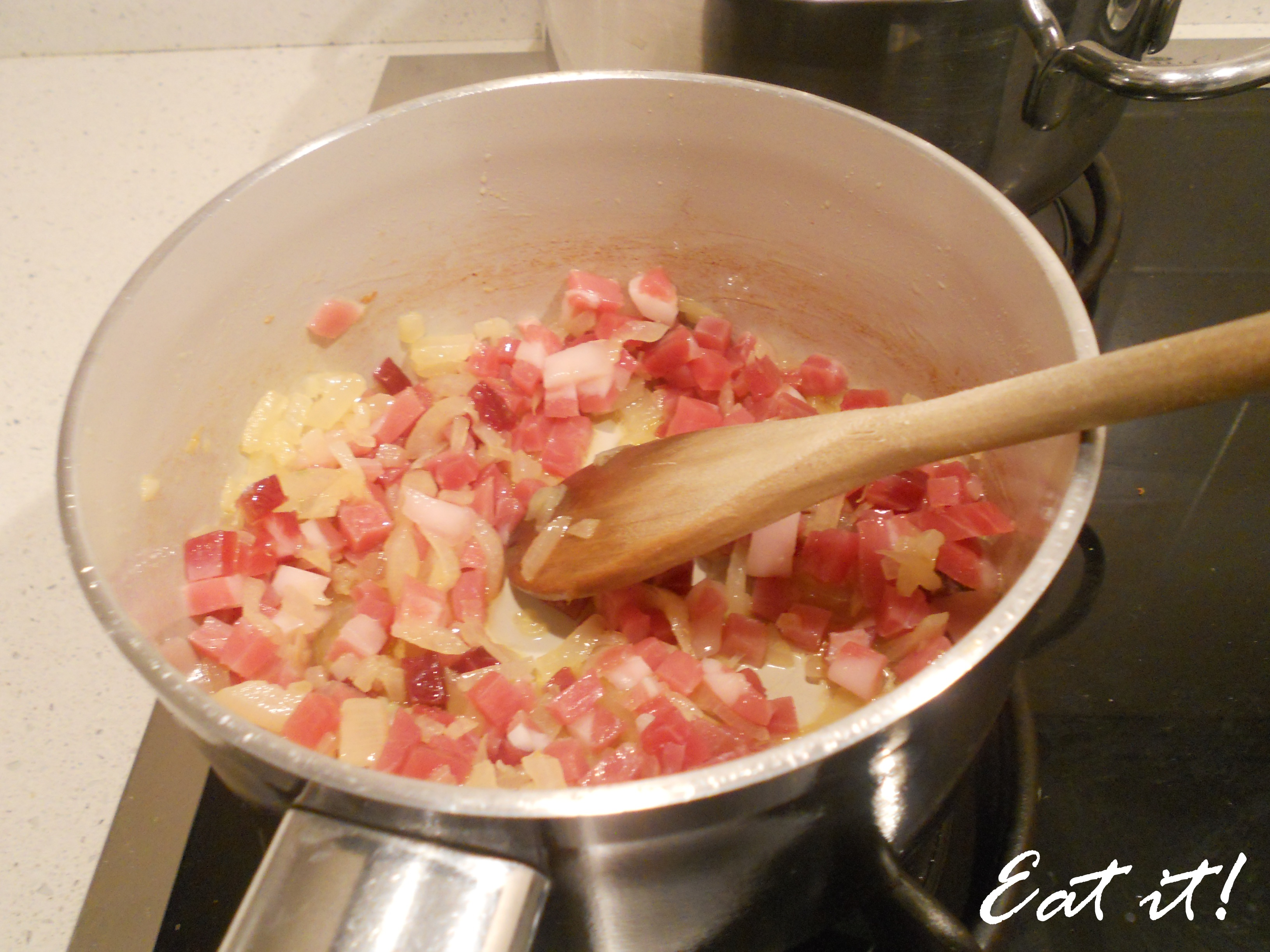 Canederli allo speck - Aggiungere lo speck alle cipolle