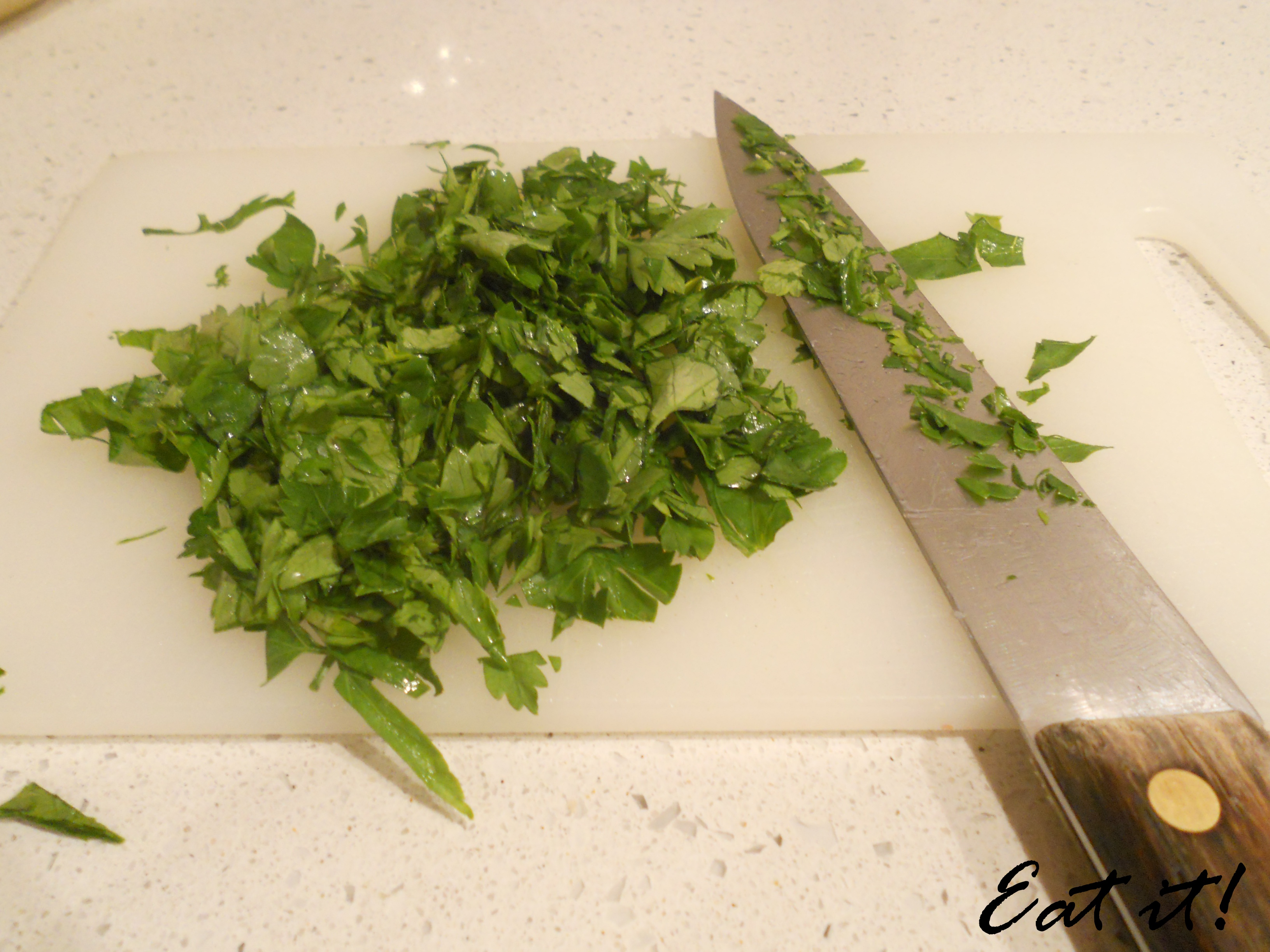 Canederli allo speck - Tritare il prezzemolo