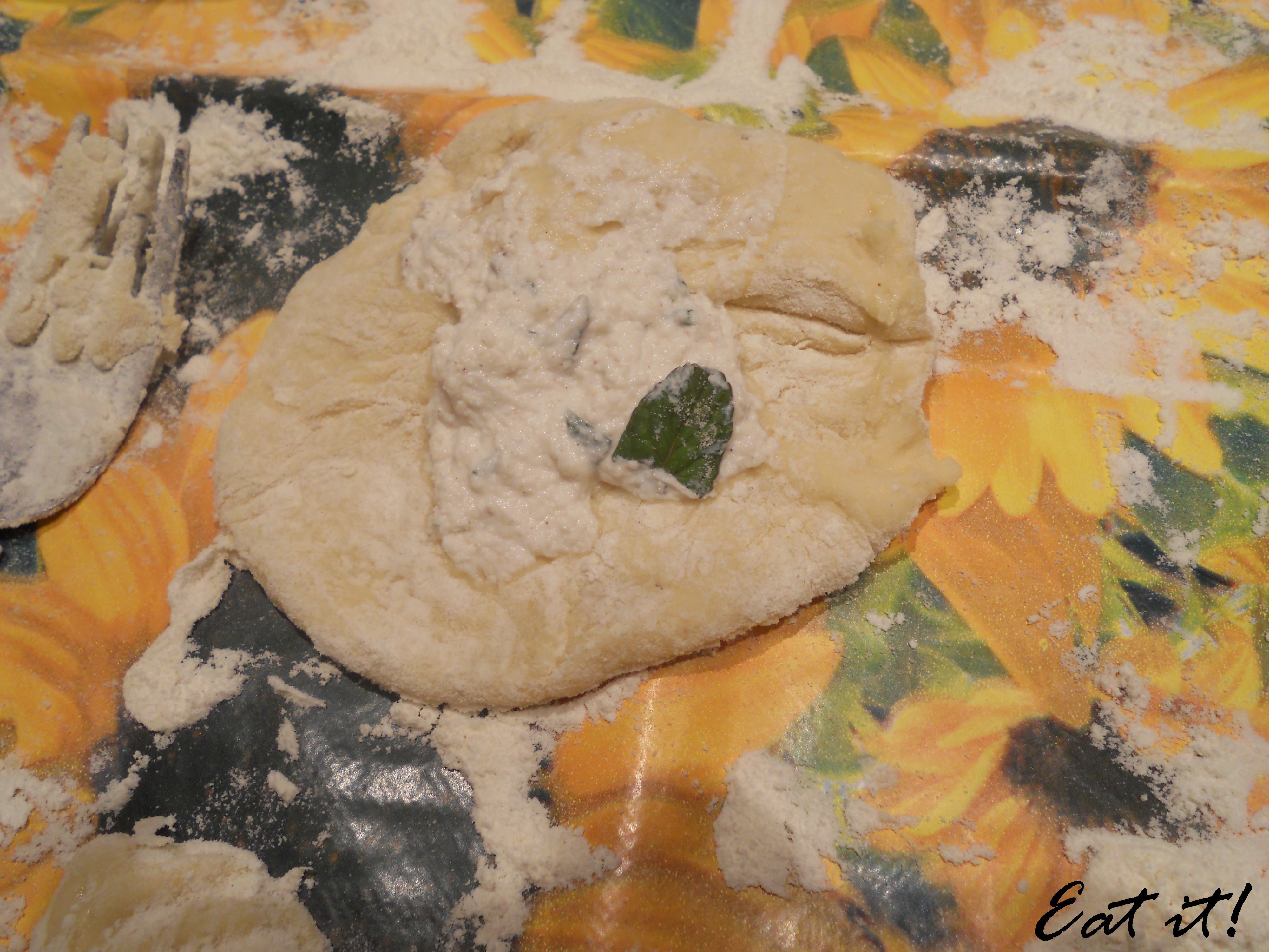 Ravioli di patate - Farcire il raviolo