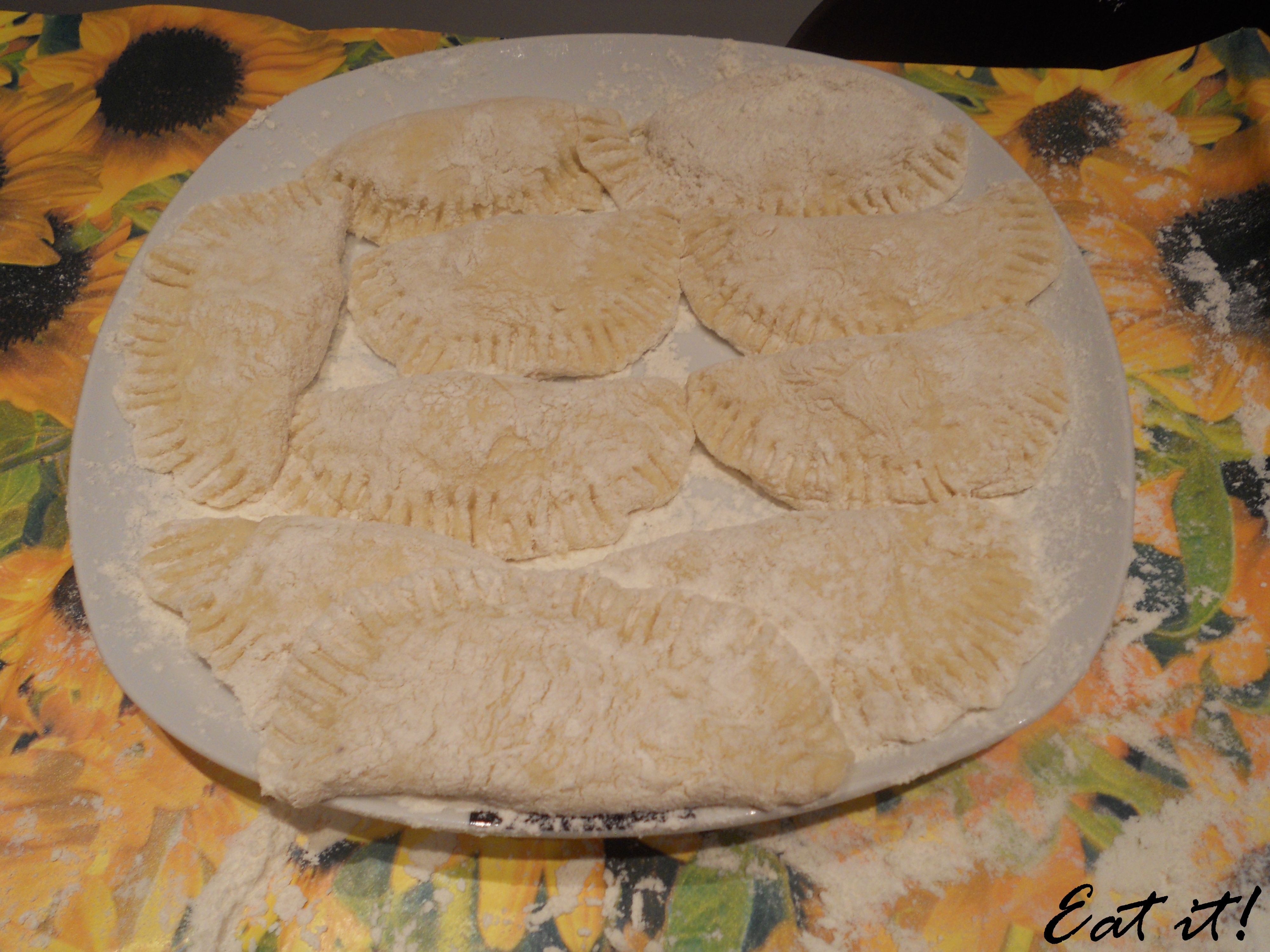 Ravioli di patate - Piegare e schiacciare i bordi